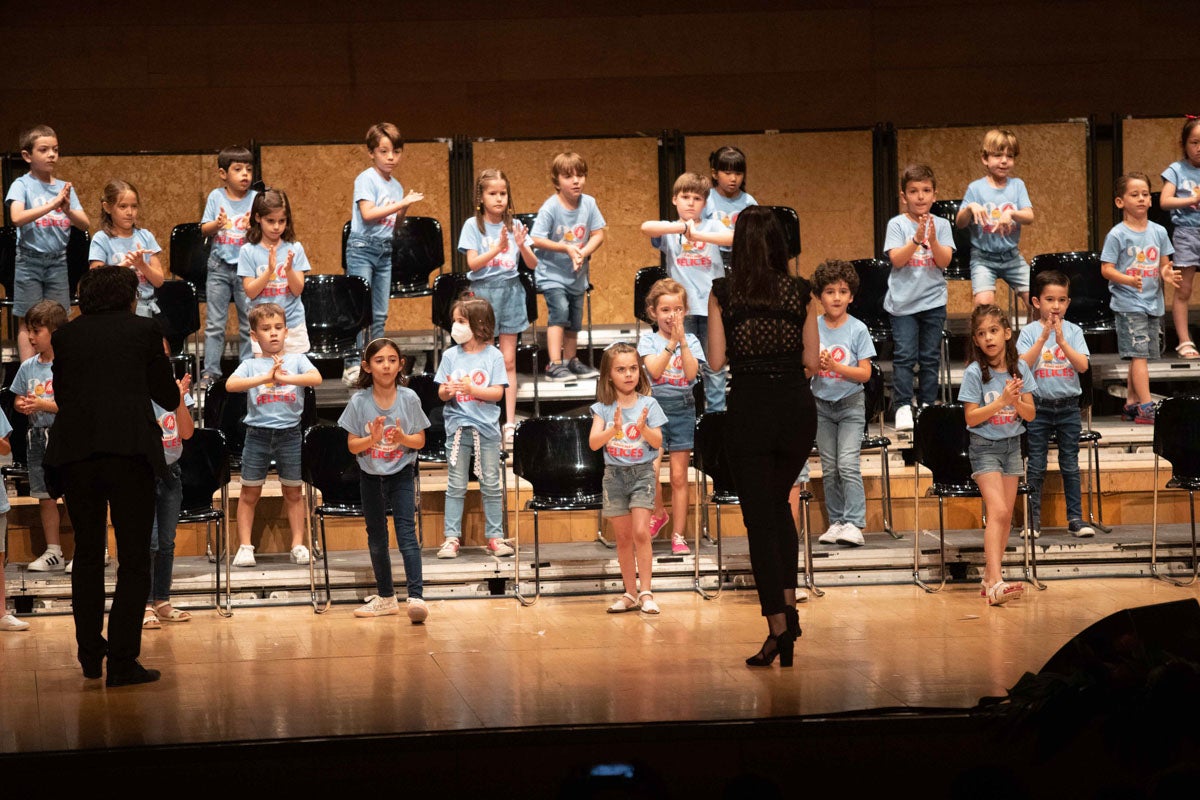Los alumnos de Iniciativas musicales, sobre el escenario.