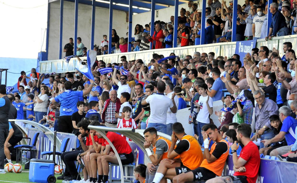 Afición en el estadio de Linarejos.