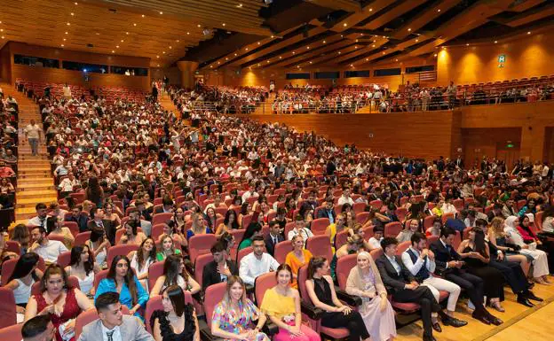 MEDAC Granada celebra la graduación de más de 500 alumnos de FP en el Palacio de Congresos 