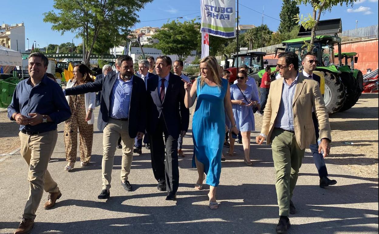 Visita del ministro de Agricultura, Luis Planas, a la Feria del Olivar en Baeza.