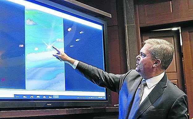 Scott Bray, subdirector de la Inteligencia Naval de Estados Unidos, muestra un vídeo de un fenómeno aéreo no identificado en el Capitolio. 