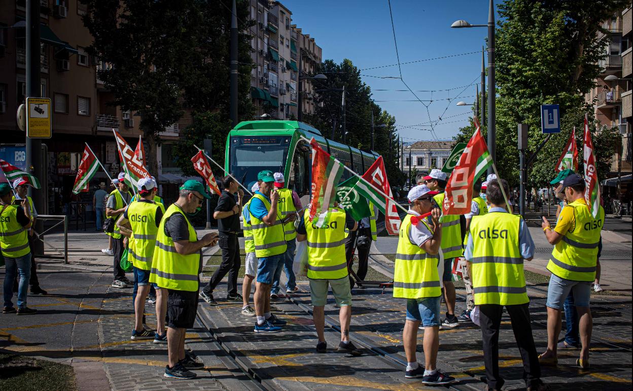 Trabajadores de Transportes Rober al inicio de la protesta, cuando invadieron las vías del Metro.