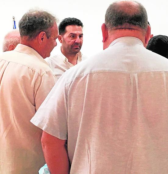 Imagen secundaria 1 - El candidato Noel López, junto a la ministra Isabel Rodríguez y distintos cargos del PSOE, en La Herradura; debajo en la reunión del consorcio Sierra Elvira; y a la derecha, en una entrevista en la Cope.