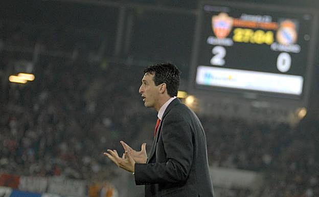 Imagen principal - Unai Emery, con el marcador del 2-0 frente al Real Madrid (arriba). Abajo a la izquierda, Diego Alves para un penalti a Yeste en San Mamés, el día del 1-3. Abajo a la derecha, partido frente al Cádiz. 