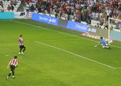 Imagen secundaria 1 - Unai Emery, con el marcador del 2-0 frente al Real Madrid (arriba). Abajo a la izquierda, Diego Alves para un penalti a Yeste en San Mamés, el día del 1-3. Abajo a la derecha, partido frente al Cádiz. 