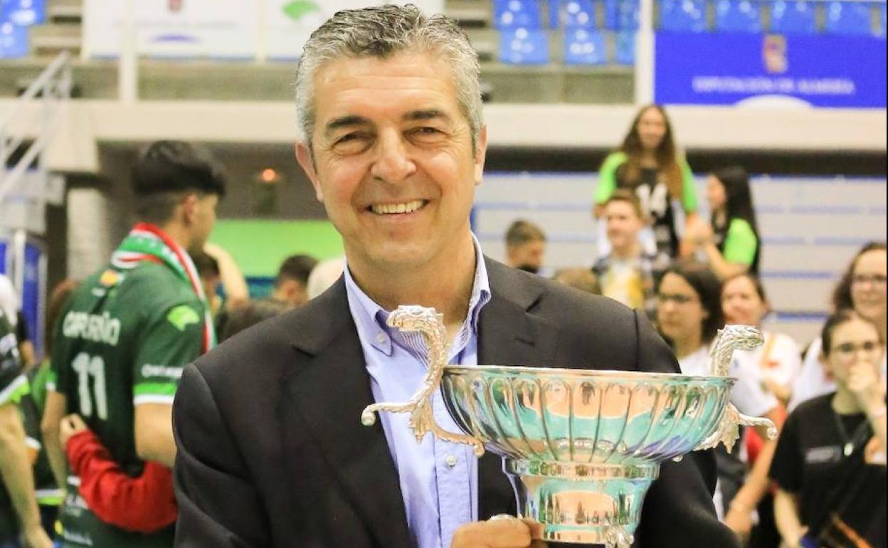 Antonio Rodríguez, presidente de Unicaja Costa de Almería, con la Superliga. 