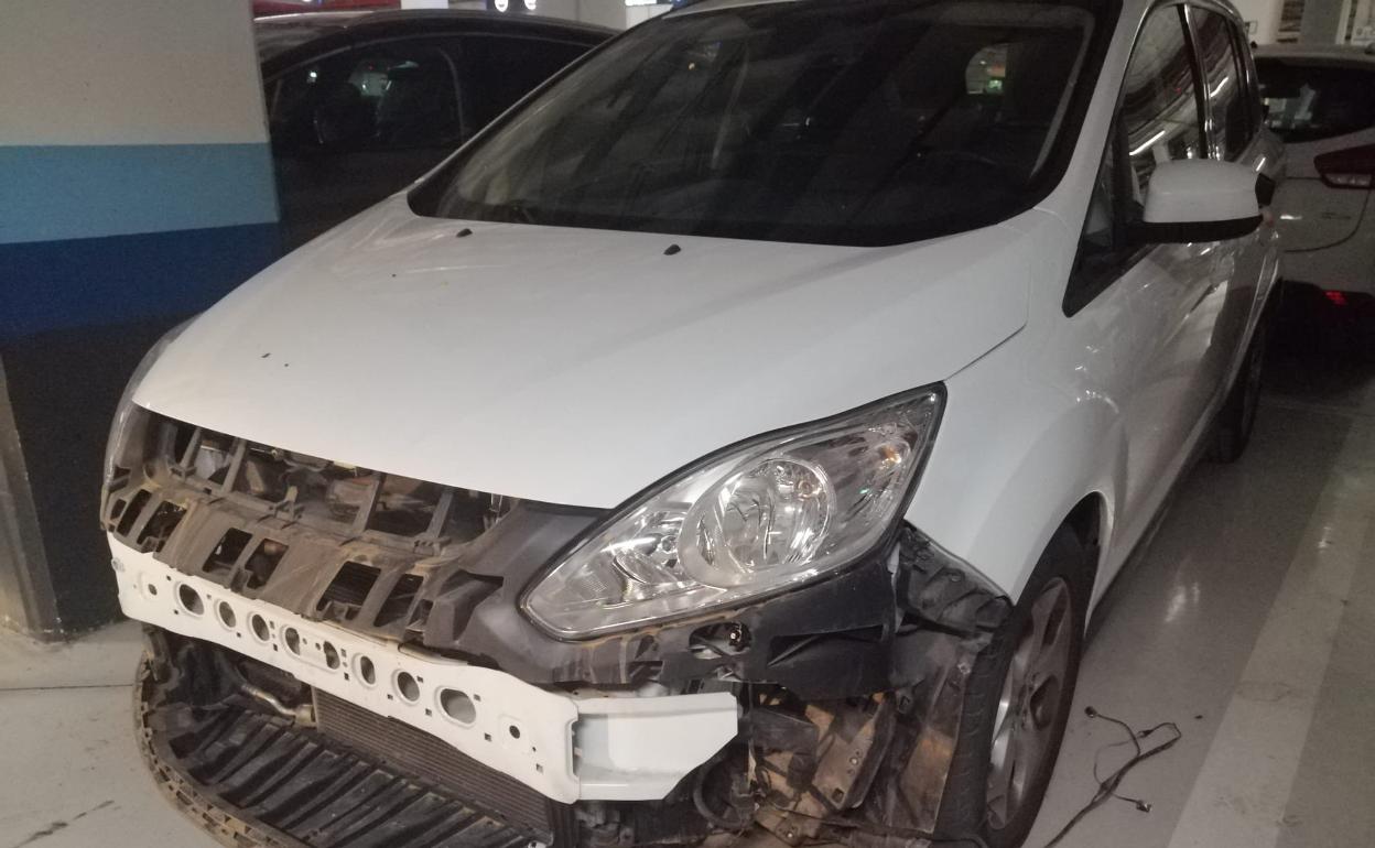 Aspecto que presentaba el automóvil tras el robo de las piezas..