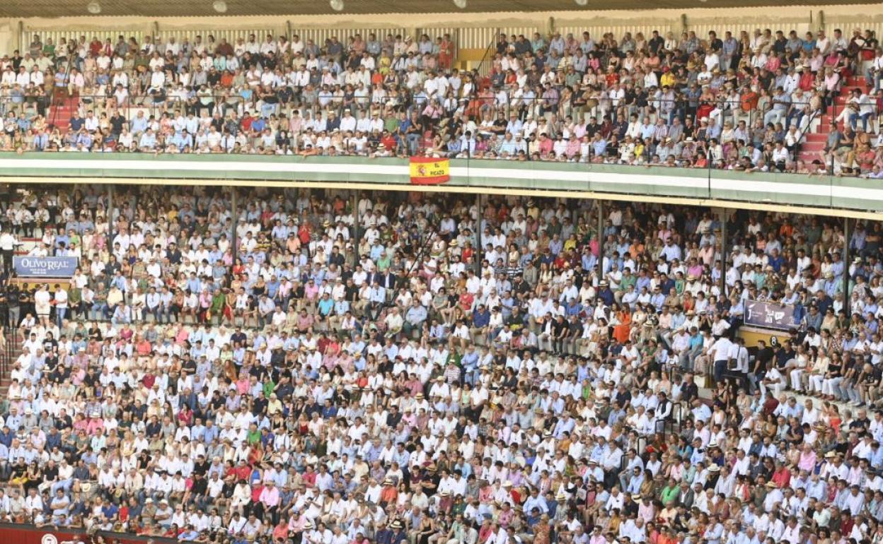 Amplia asistencia al festejo taurino en la plaza de Toros de la capital jienense en un día histórico. 