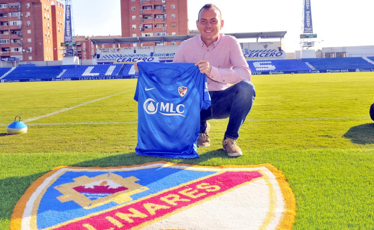 El técnico malagueño posando con la azulilla esta temporada en Linarejos. 