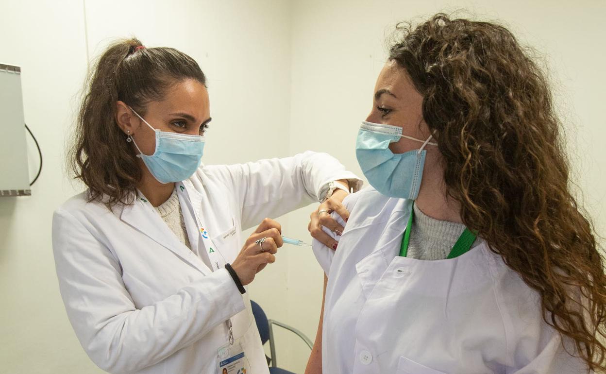 Una profesional sanitaria recibe la dosis de refuerzo