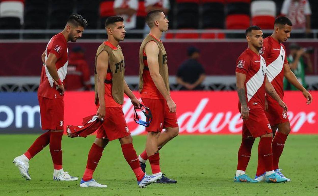 Luis Abram desfila triste tras la eliminación sin haber jugado minutos. 