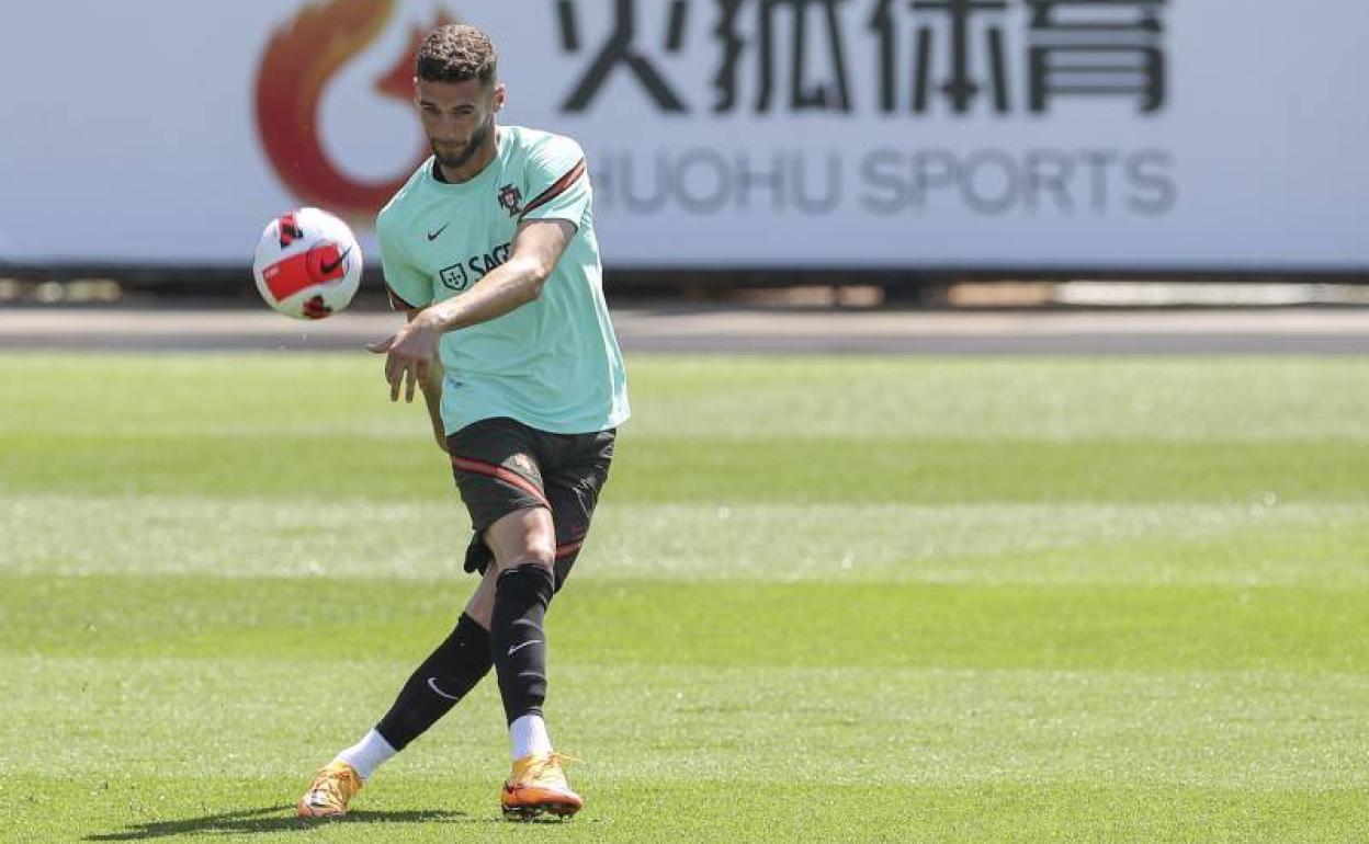 Domingos Duarte lanza un balón en largo durante un entrenamiento con Portugal en esta concentración. 