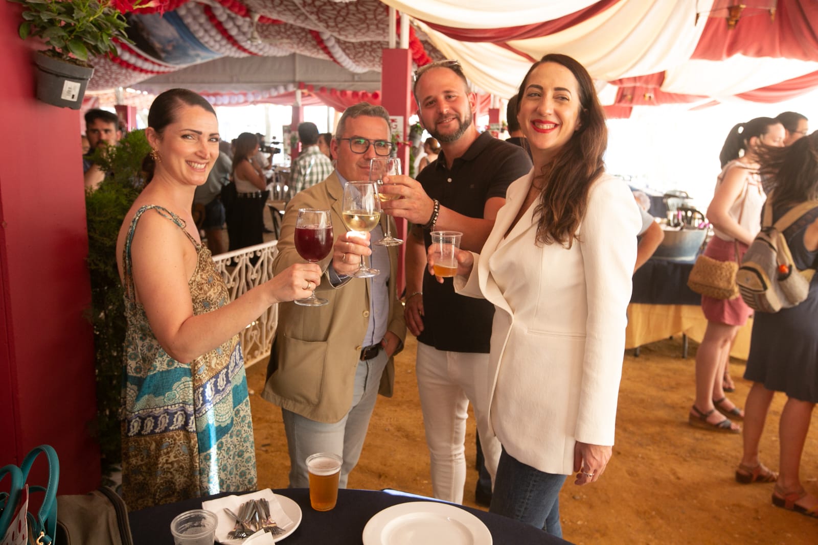 Una copa de bienvenida para arrancar el lunes de Corpus en el recinto ferial