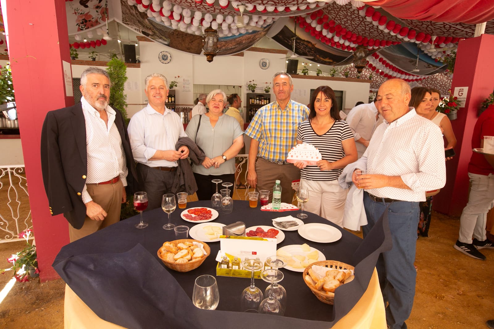 Una copa de bienvenida para arrancar el lunes de Corpus en el recinto ferial