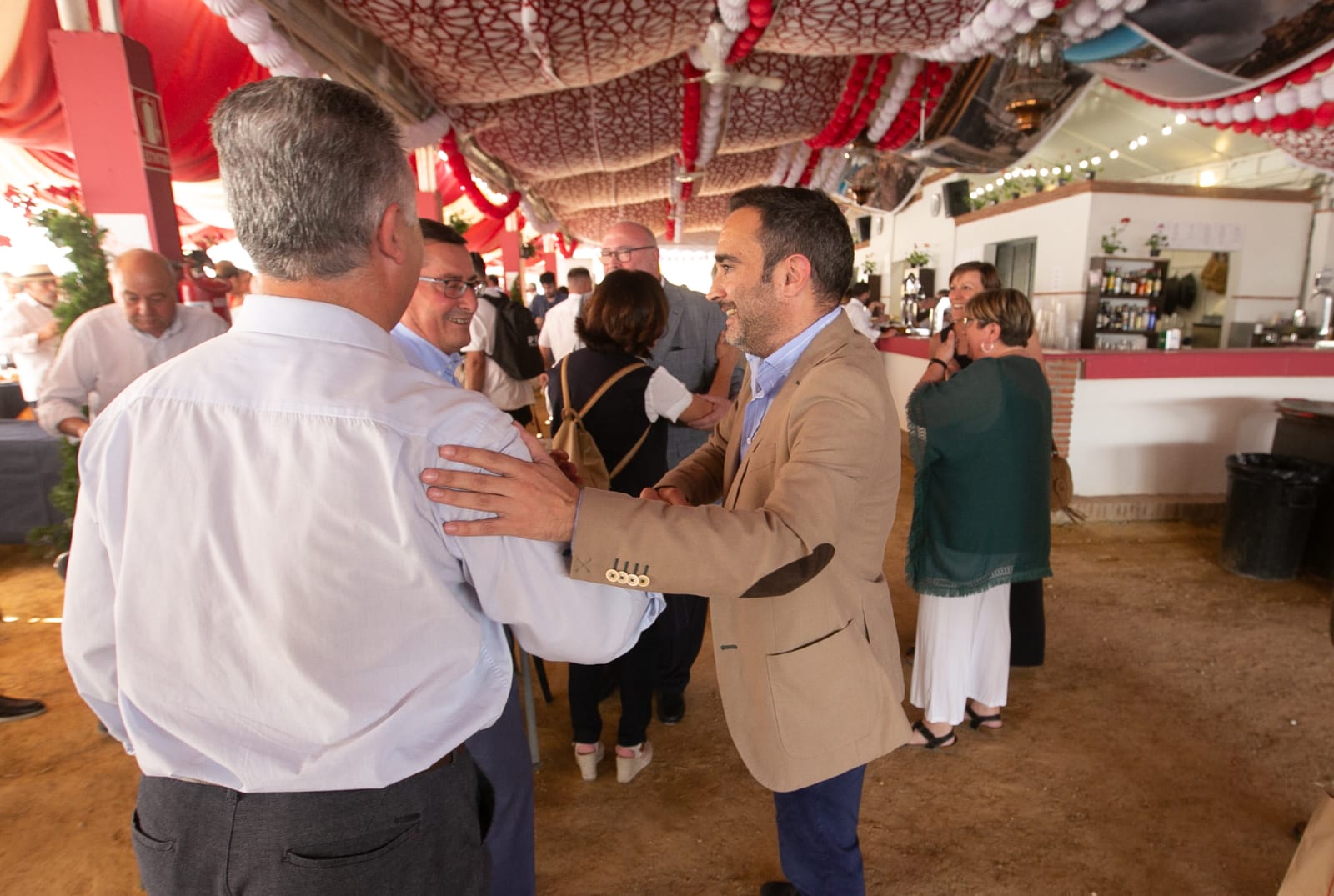 Una copa de bienvenida para arrancar el lunes de Corpus en el recinto ferial