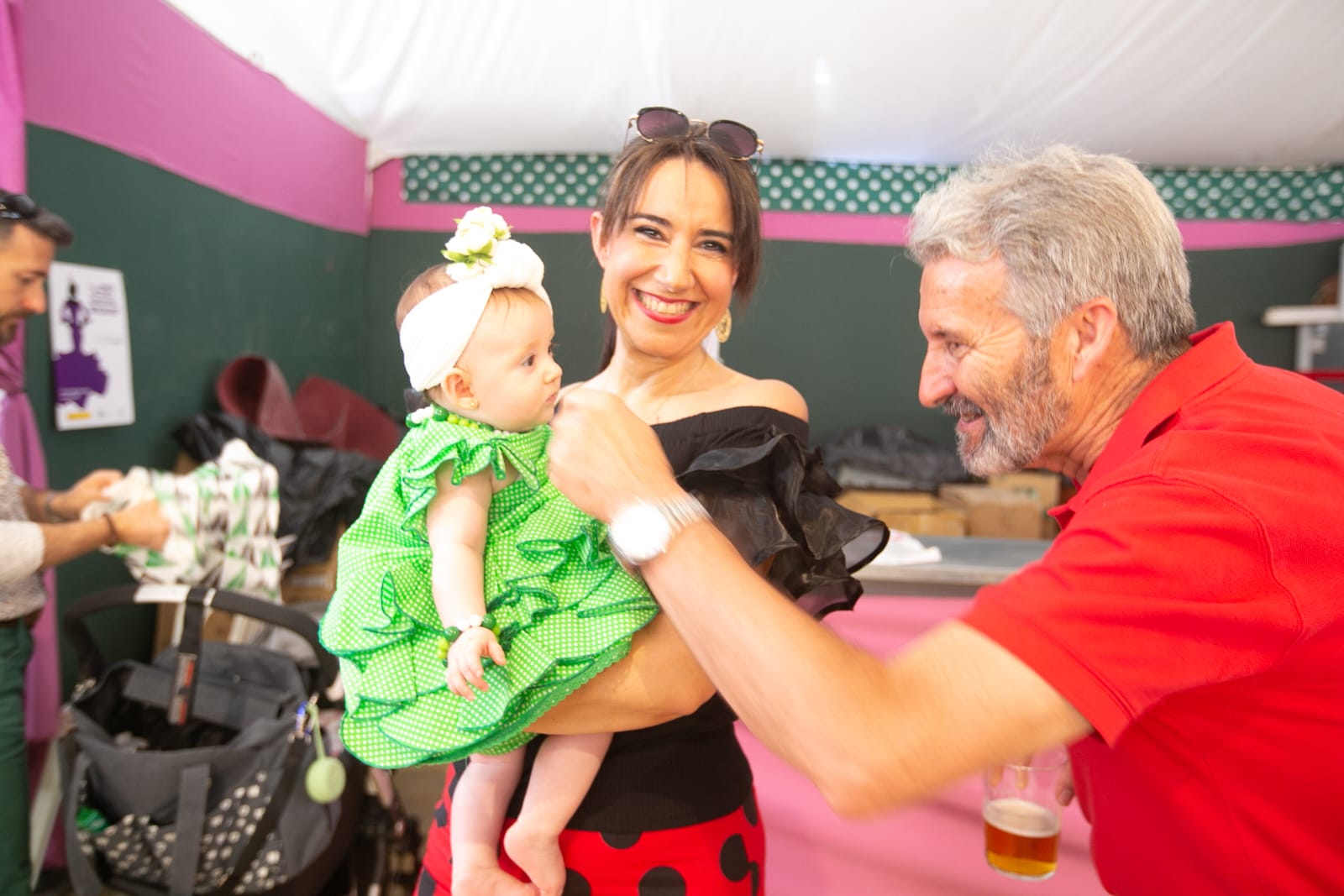 Los actos de inauguración dan color a la feria bajo un sol abrasador