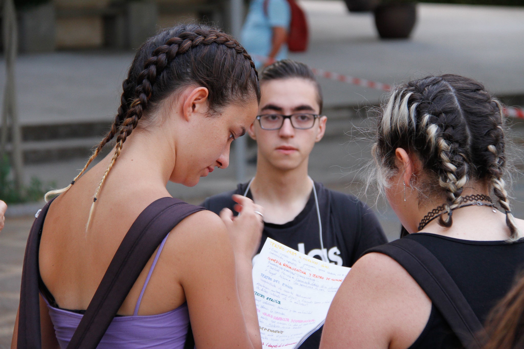 Estudiantes entran a la prueba de Selectividad en Granada