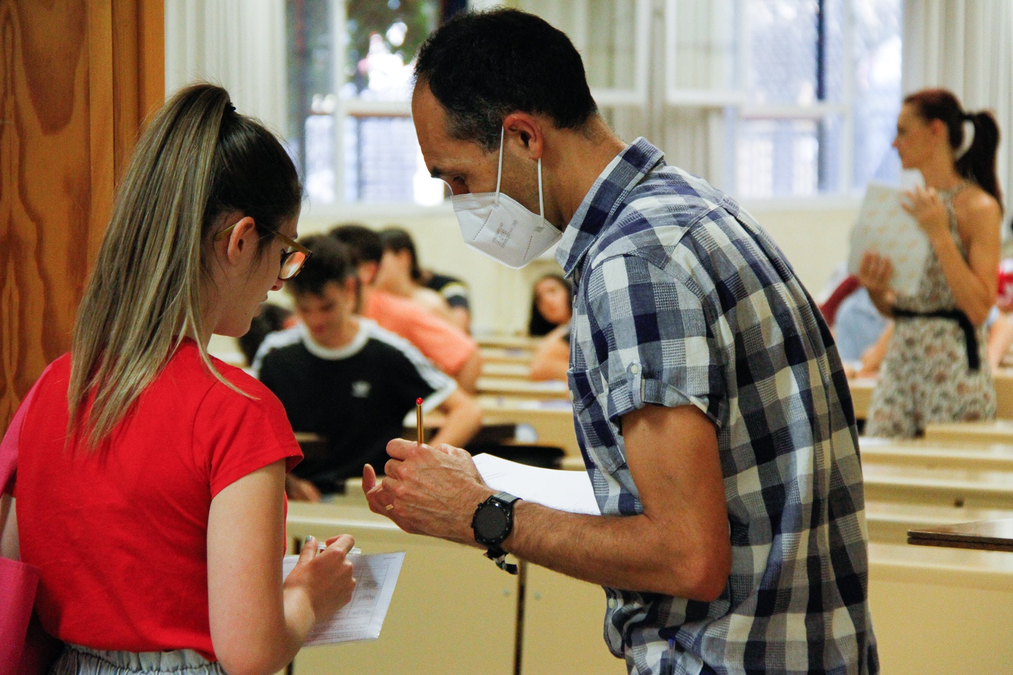 Estudiantes entran a la prueba de Selectividad en Granada