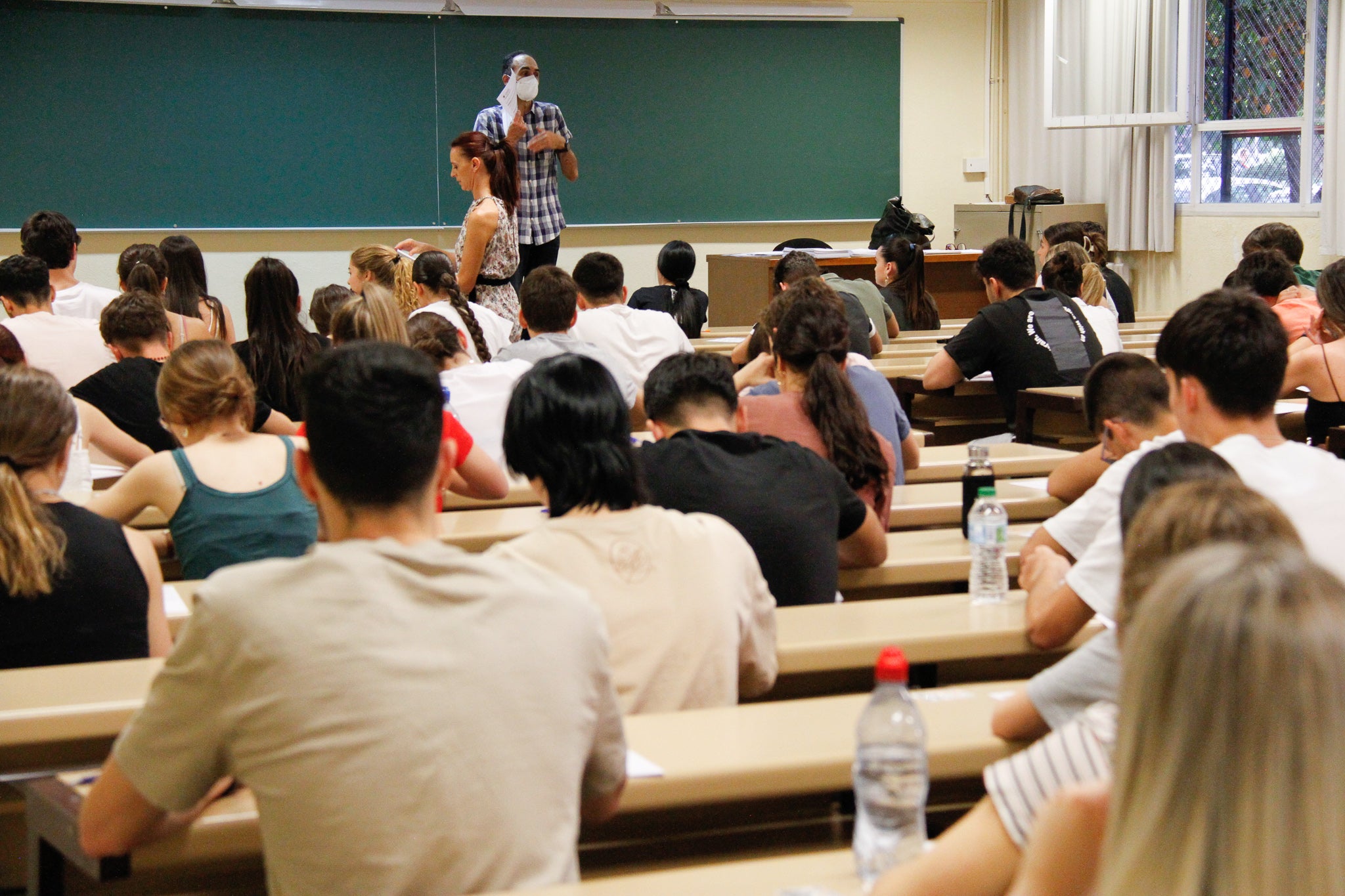 Estudiantes entran a la prueba de Selectividad en Granada