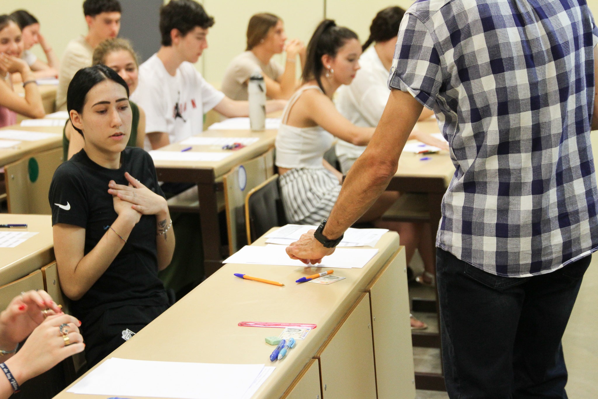 Estudiantes entran a la prueba de Selectividad en Granada