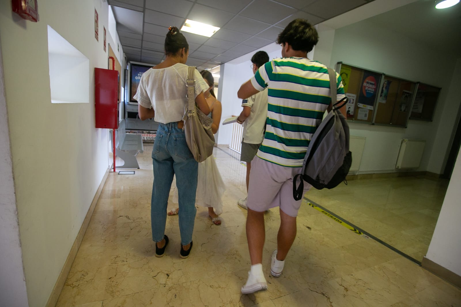 Estudiantes entran a la prueba de Selectividad en Granada