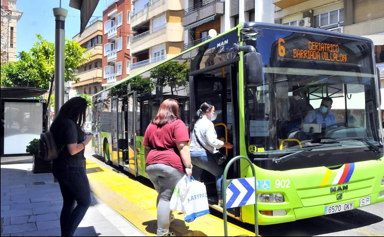 Usuarias del servicio de transporte urbano de Linares acceden a uno de los autobuses de la línea 6. 