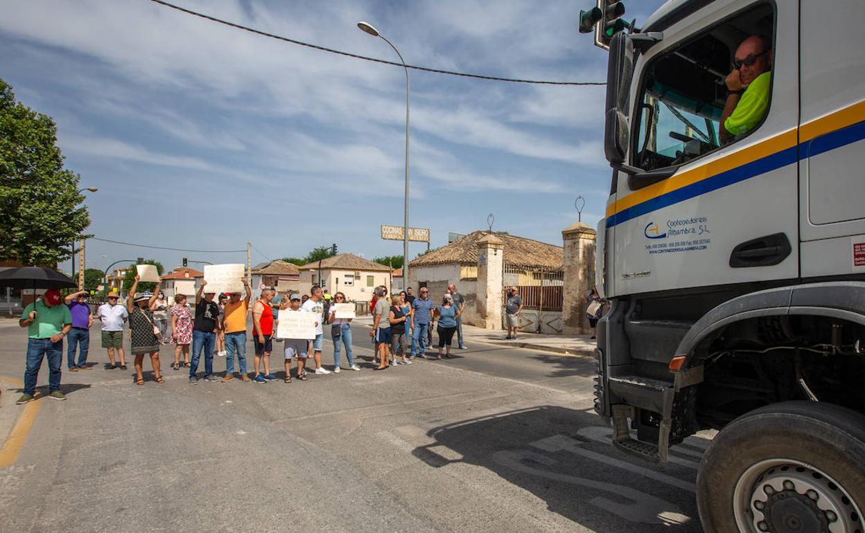 Vecinos del barrio de Bobadilla paran el tráfico en un tramo de la carretera de Málaga. 