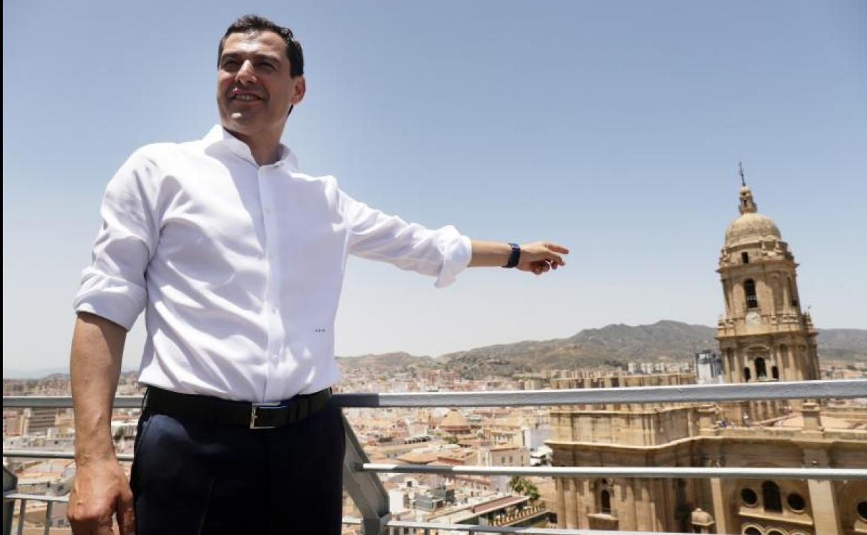 Juanma Moreno, en Málaga, donde ha ilustrado la apuesta por el proyecto de recuperación de las cubiertas de la Catedral.