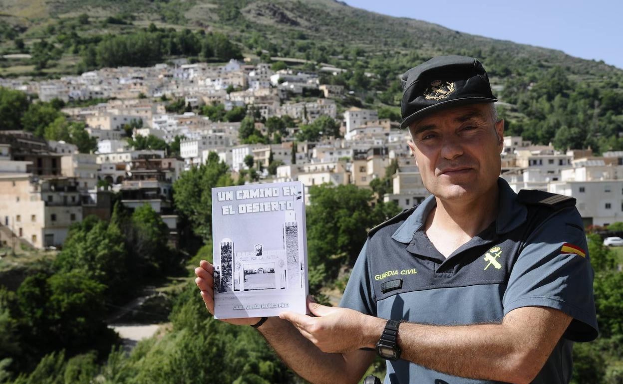 El comandante puesto de la Guardia Civil en Trevélez triunfa con su obra 'Un camino en el desierto'