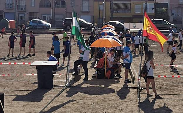 Imagen principal - Tres momentos de la competición, con la tripleta de Rojales posando con el alcalde viatorieño Manuel Jesús Flores Malpica. 