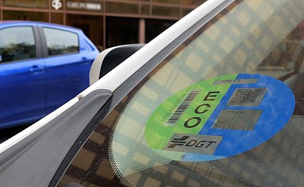 Distintivo medioambiental en un coche