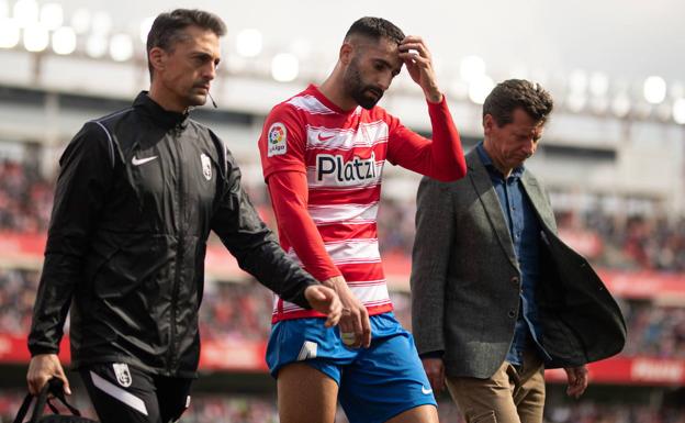 Maxime Gonalons se retira lesionado de un partido con el Villarreal en Los Cármenes. 