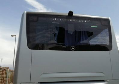Imagen secundaria 1 - En la imagen de arriba, el autobús que cubría la ruta de Montefrío con la luna trasera rota tras sufrir el impacto de un objeto. Abajo, el autobús de la ruta de Almería que fue ayer golpeado con una barra de hierro y cuyo autor sí fue detenido por la Policía Nacional. 