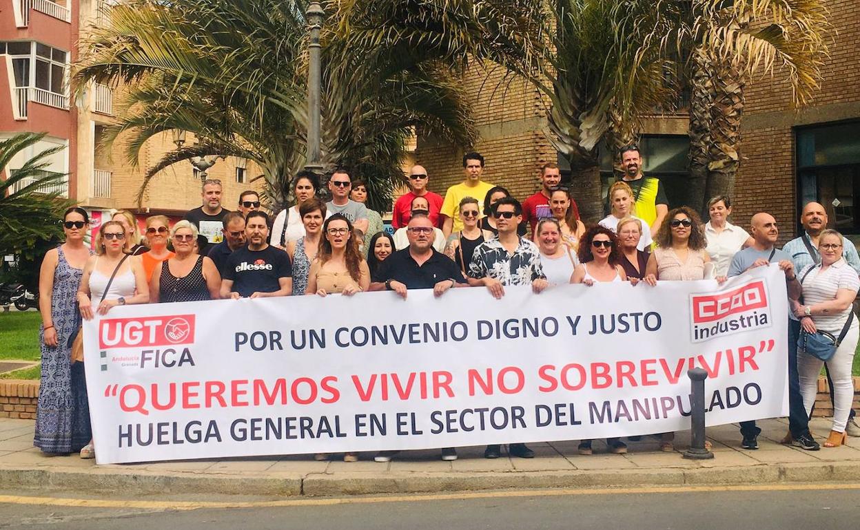 Trabajadores del manipulado de frutas, este martes en Motril. 