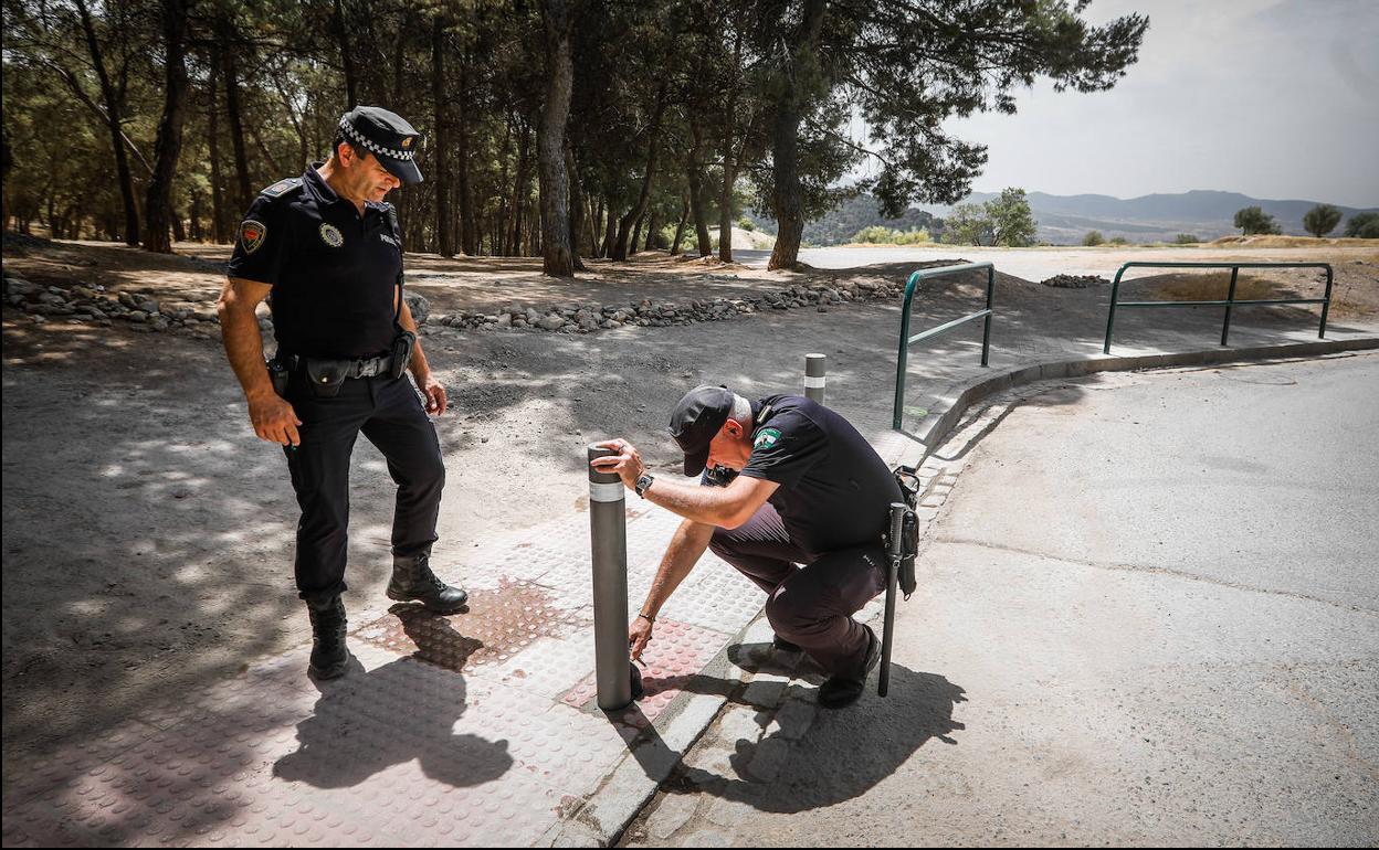 La Policía instala pilonas en San Miguel. 