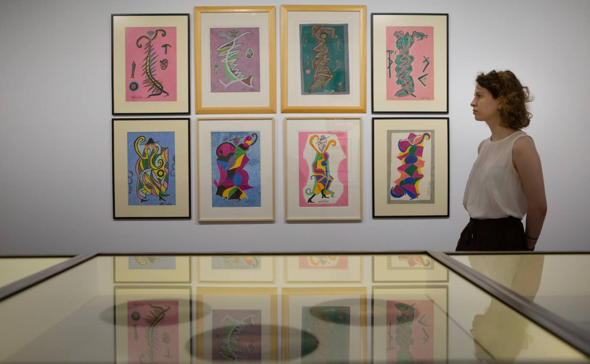 Visitante observa algunas de las piezas expuestas en 'Coreografía'. 