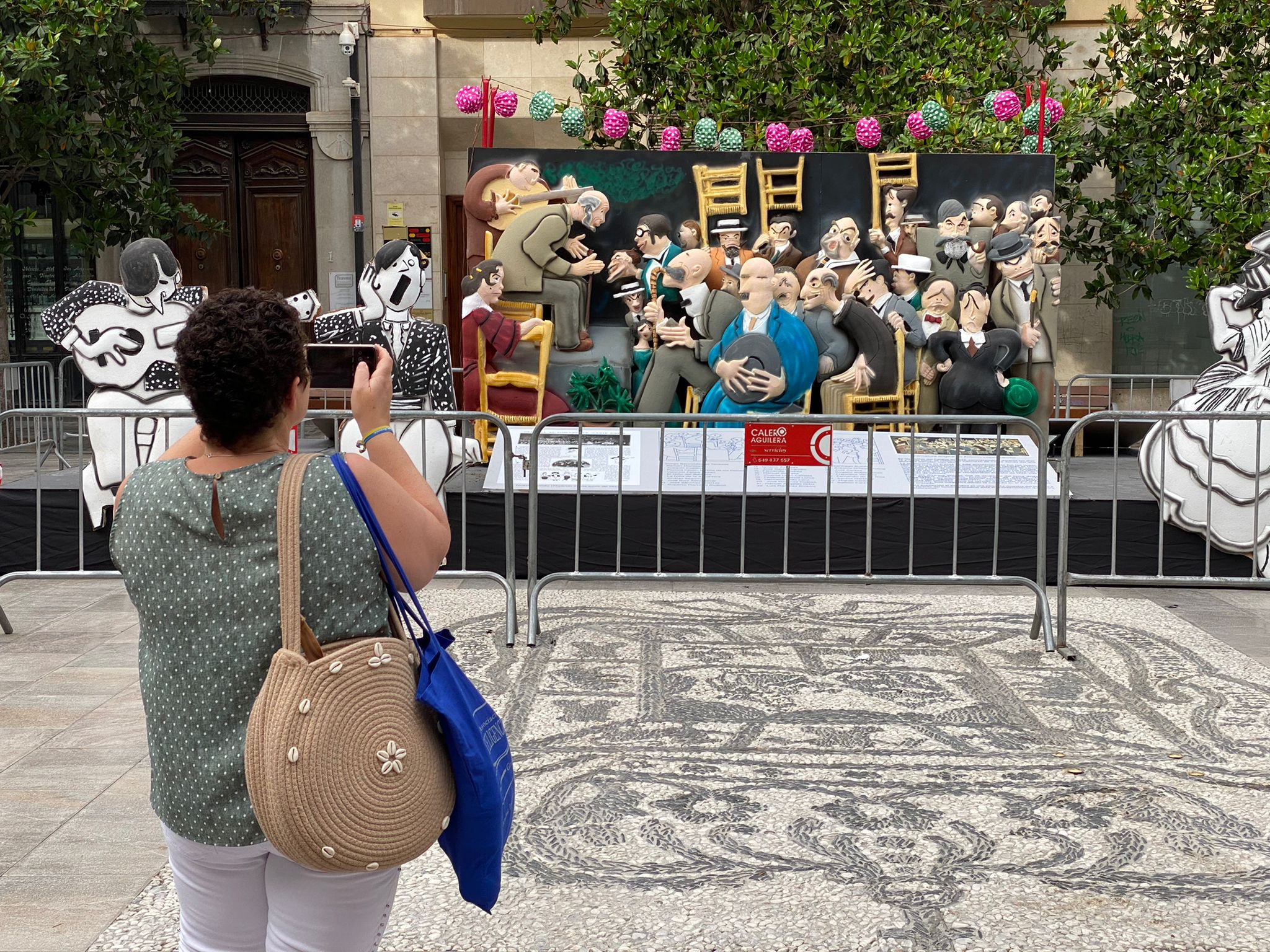 Desfila desde las 12.00 horas por las calles del centro de Granada tras dos años sin poder pasearla por la pandemia