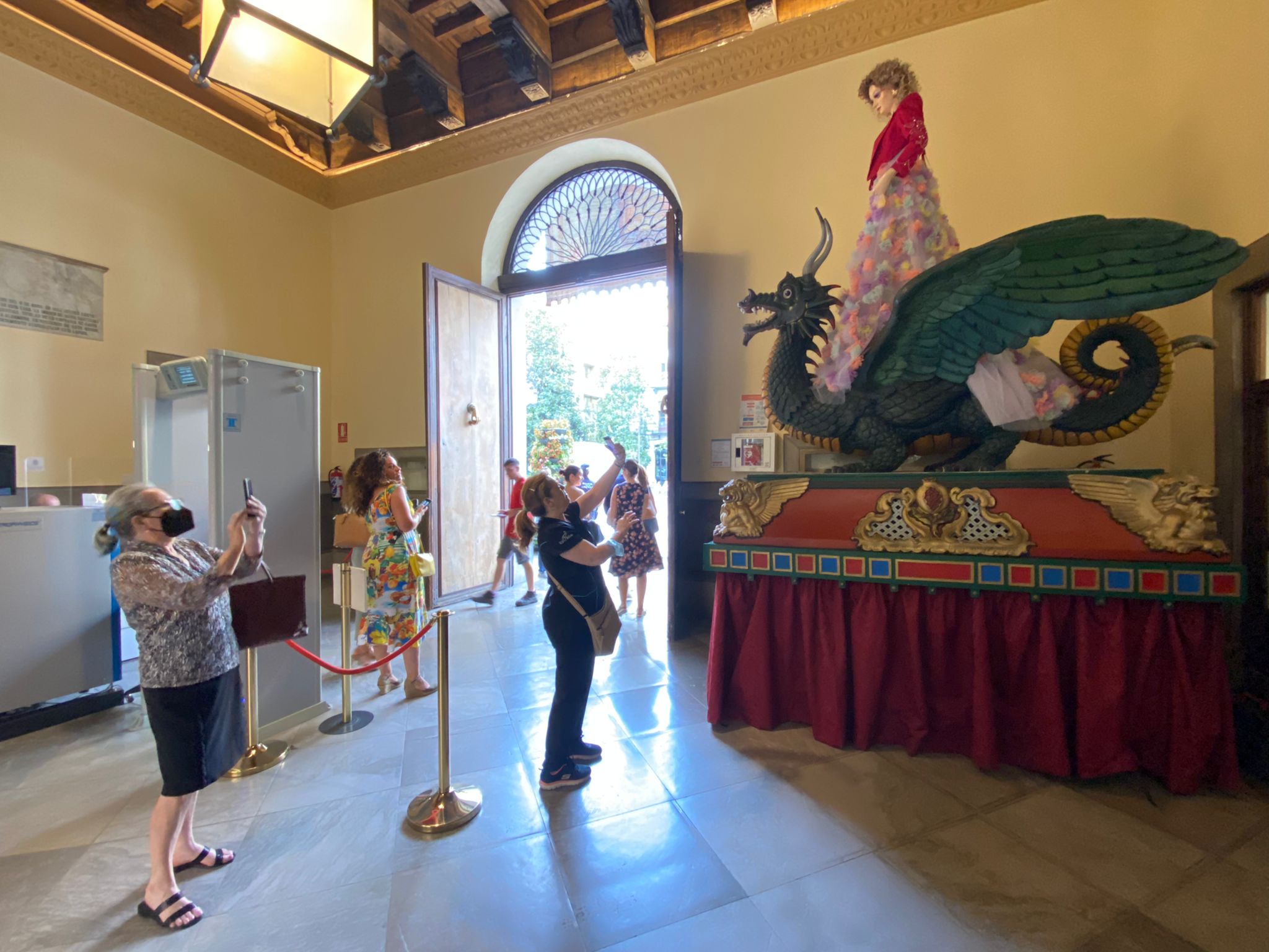 Desfila desde las 12.00 horas por las calles del centro de Granada tras dos años sin poder pasearla por la pandemia