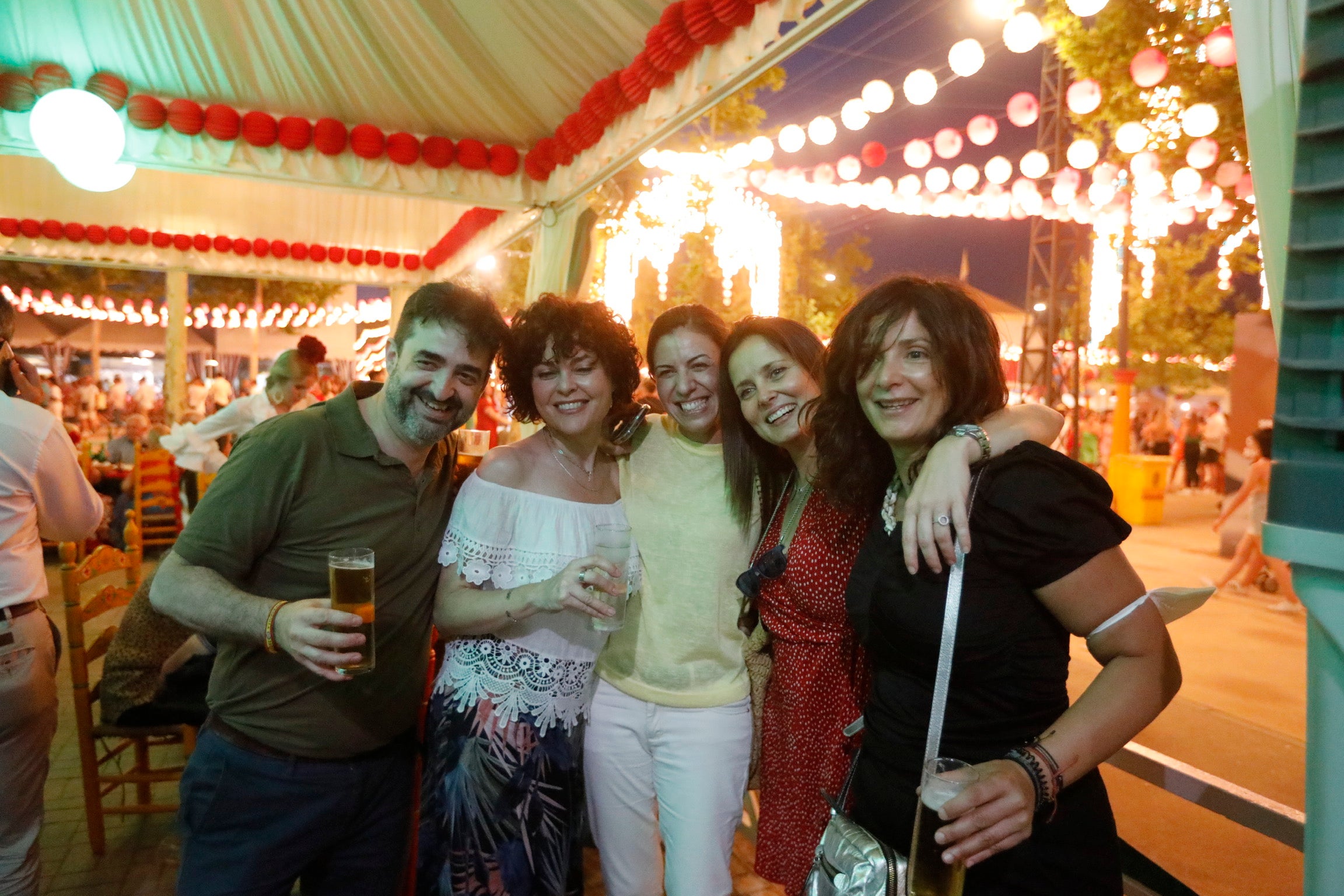 Ambiente nocturno en el recinto ferial de Almanjáyar.