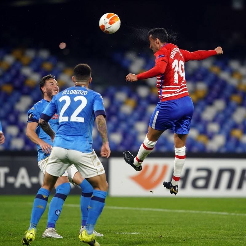 Ángel Montoro vuela para conectar el cabezazo que dio el pase a octavos de la Europa League al Granada en Nápoles. 