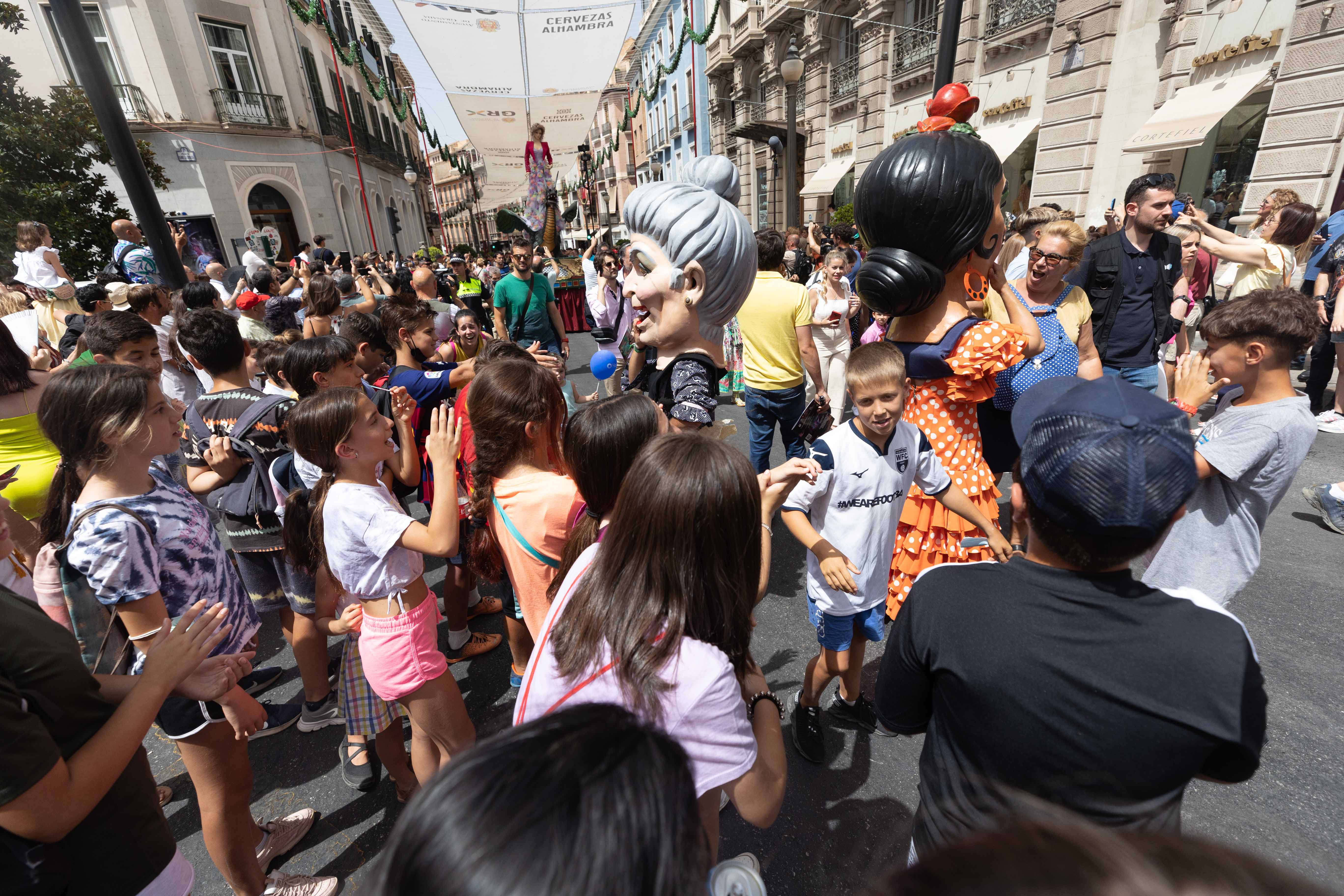 Desfila desde las 12.00 horas por las calles del centro de Granada tras dos años sin poder pasearla por la pandemia
