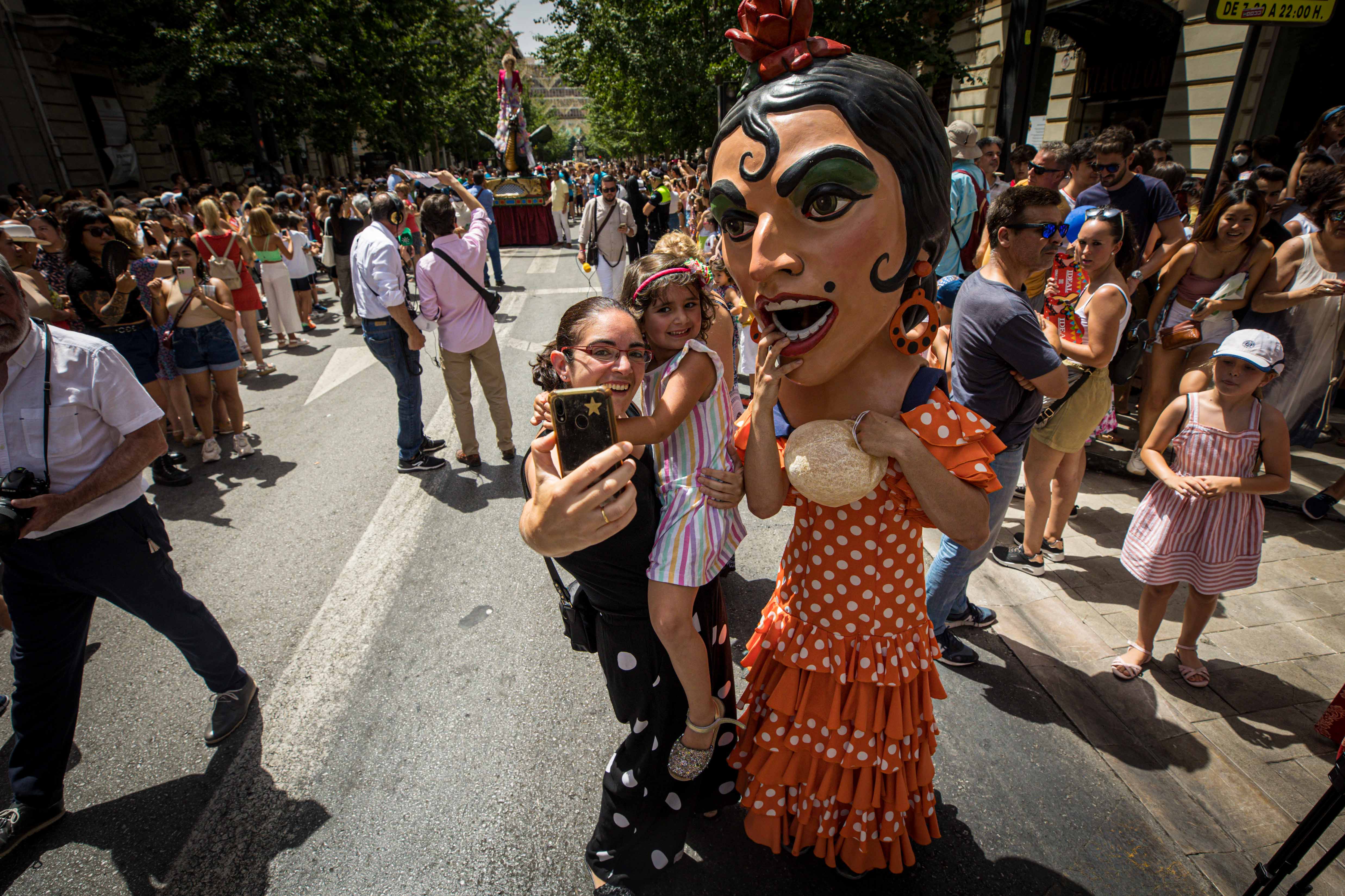Desfila desde las 12.00 horas por las calles del centro de Granada tras dos años sin poder pasearla por la pandemia