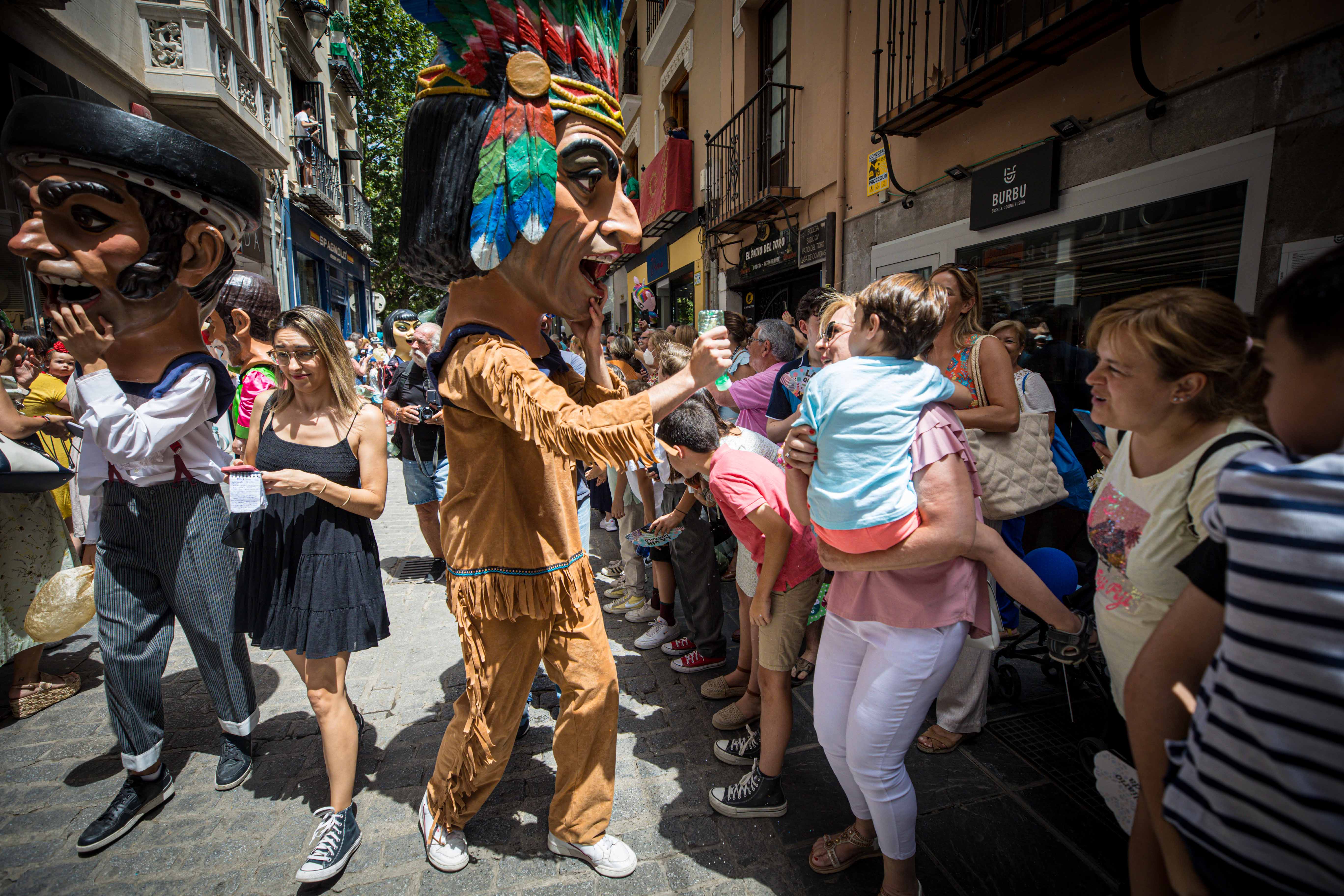 Desfila desde las 12.00 horas por las calles del centro de Granada tras dos años sin poder pasearla por la pandemia