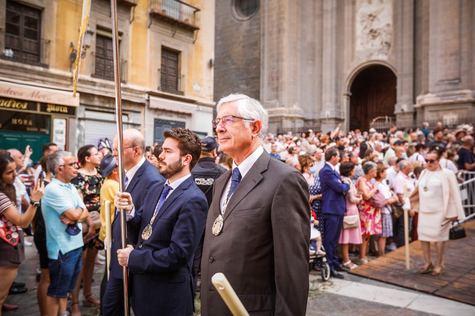 Miles de granadinos se dan cita en las calles de la capital para cumplir con una de las grandes tradiciones recuperadas