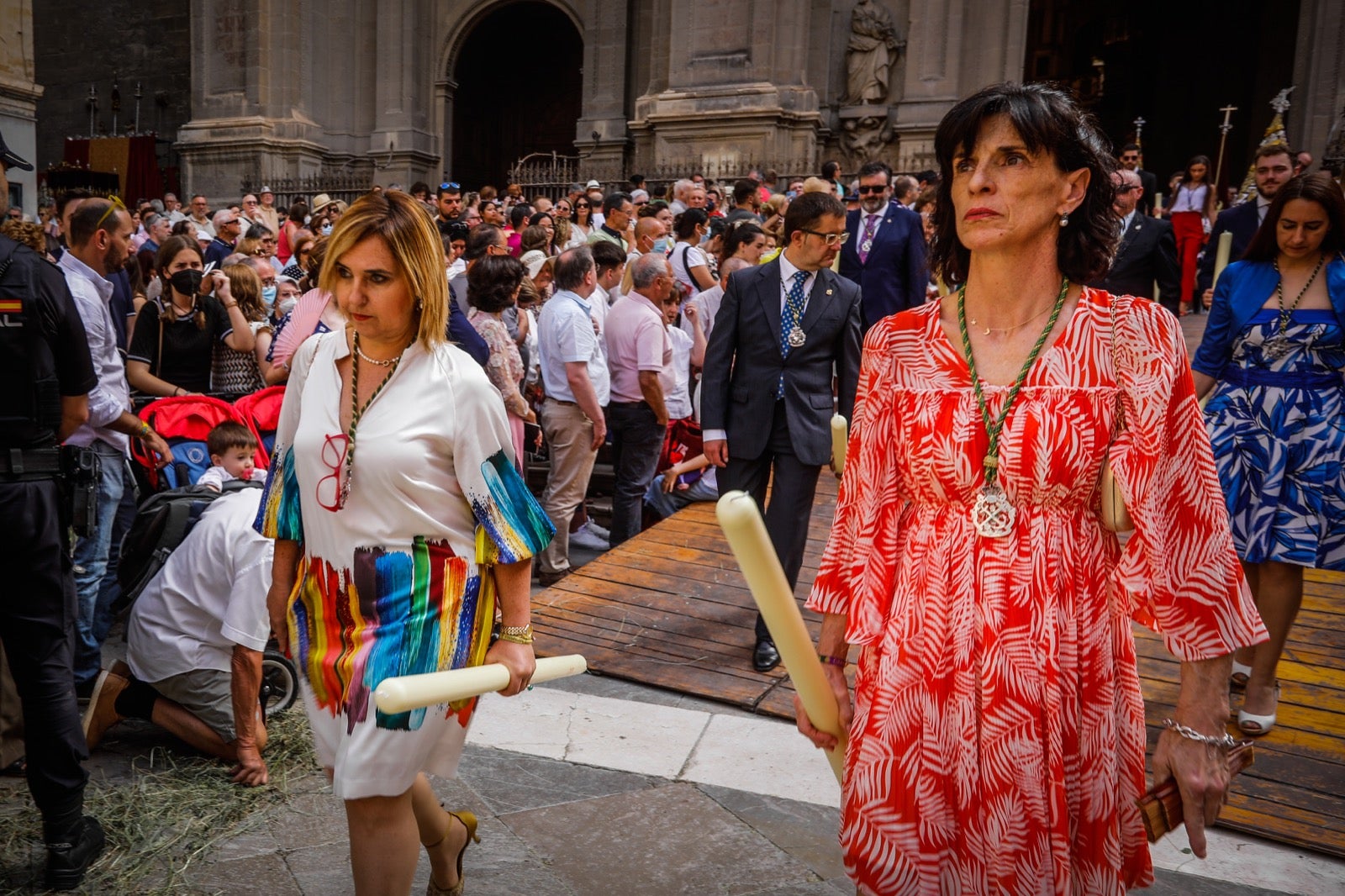 Miles de granadinos se dan cita en las calles de la capital para cumplir con una de las grandes tradiciones recuperadas