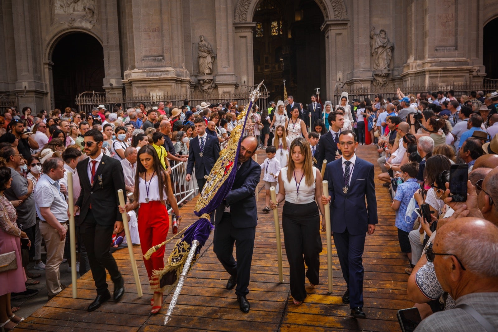 Miles de granadinos se dan cita en las calles de la capital para cumplir con una de las grandes tradiciones recuperadas