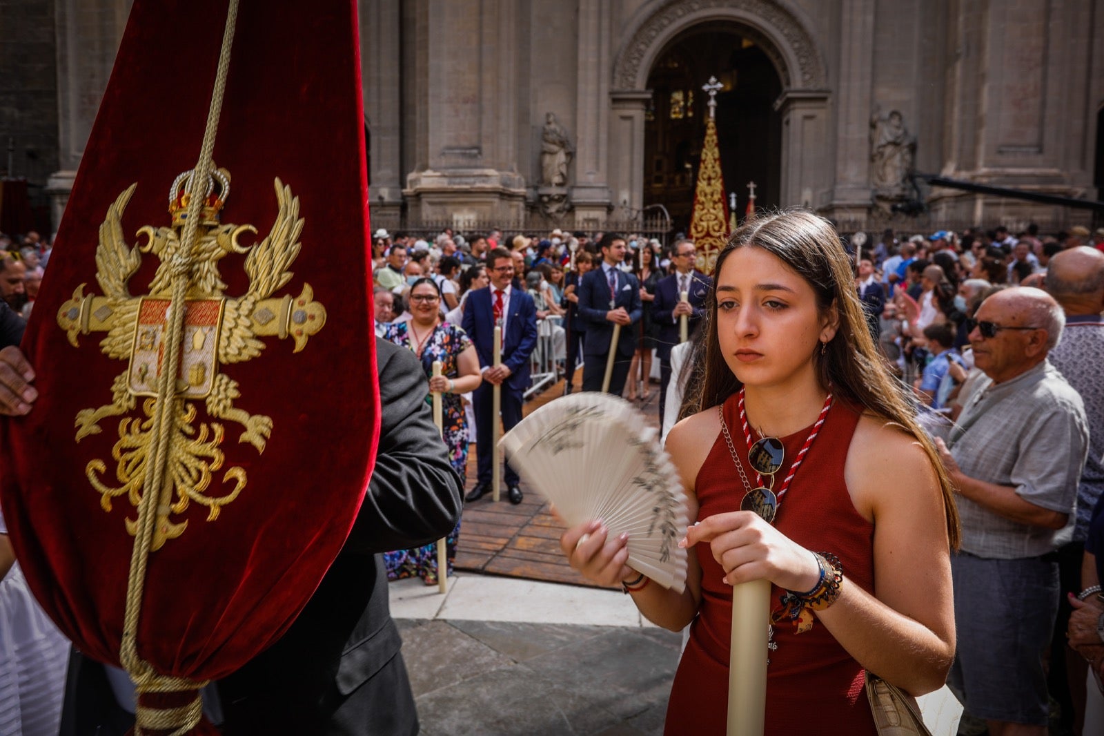 Miles de granadinos se dan cita en las calles de la capital para cumplir con una de las grandes tradiciones recuperadas