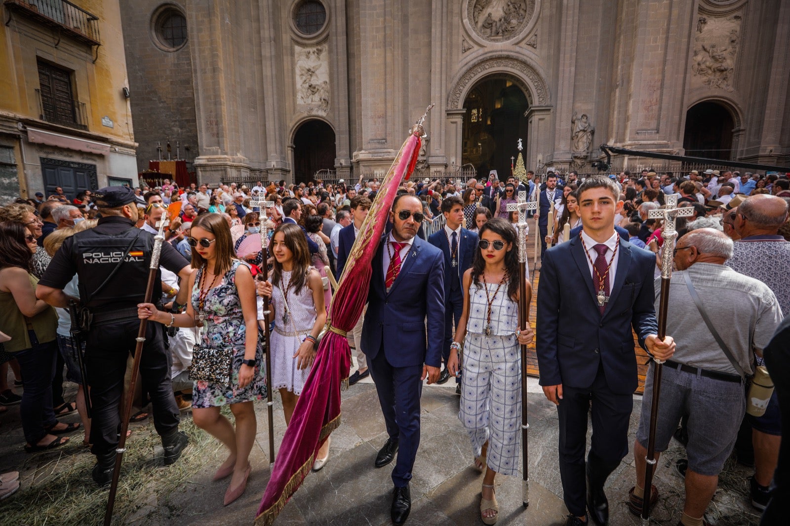 Miles de granadinos se dan cita en las calles de la capital para cumplir con una de las grandes tradiciones recuperadas