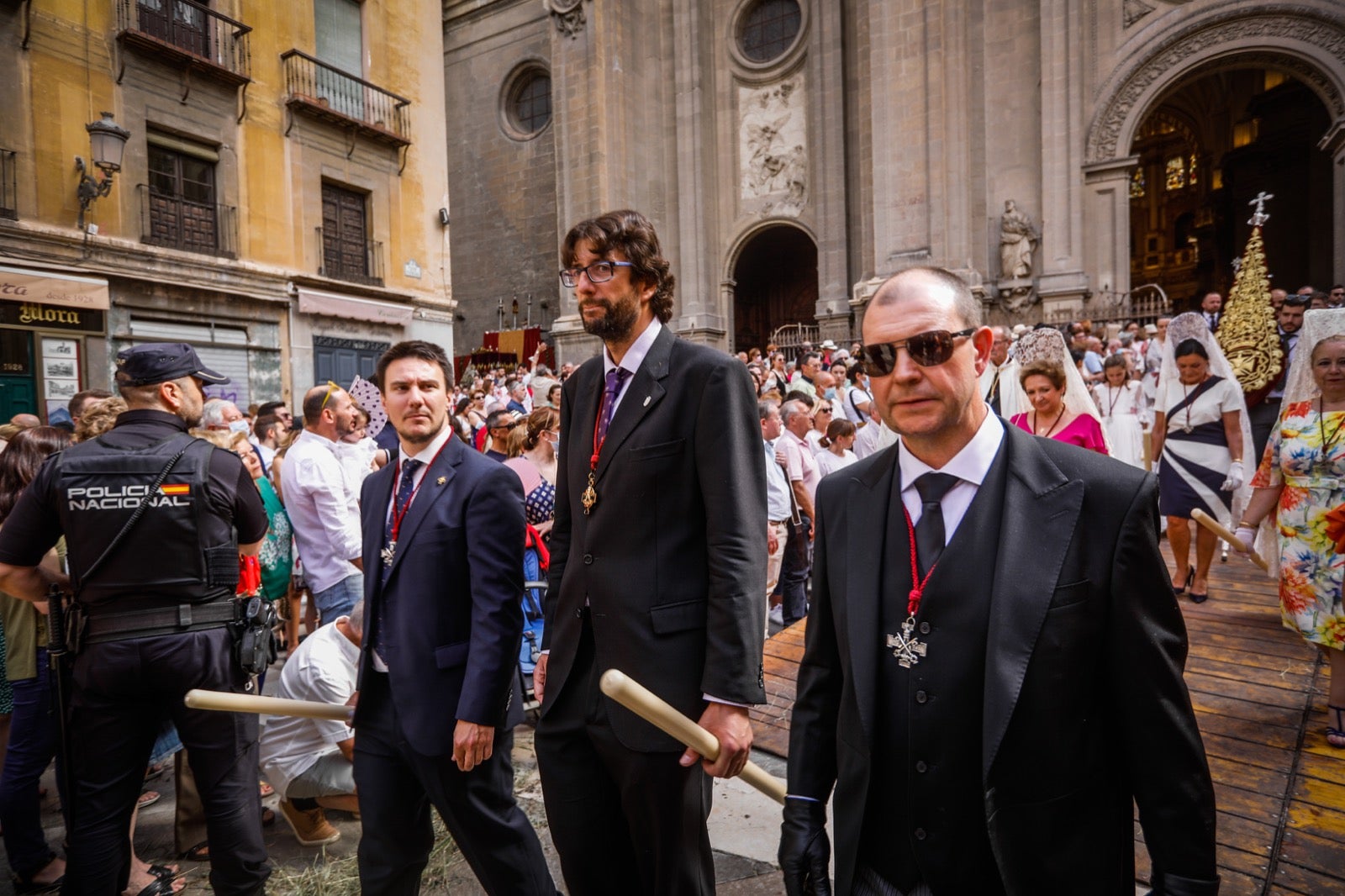 Miles de granadinos se dan cita en las calles de la capital para cumplir con una de las grandes tradiciones recuperadas