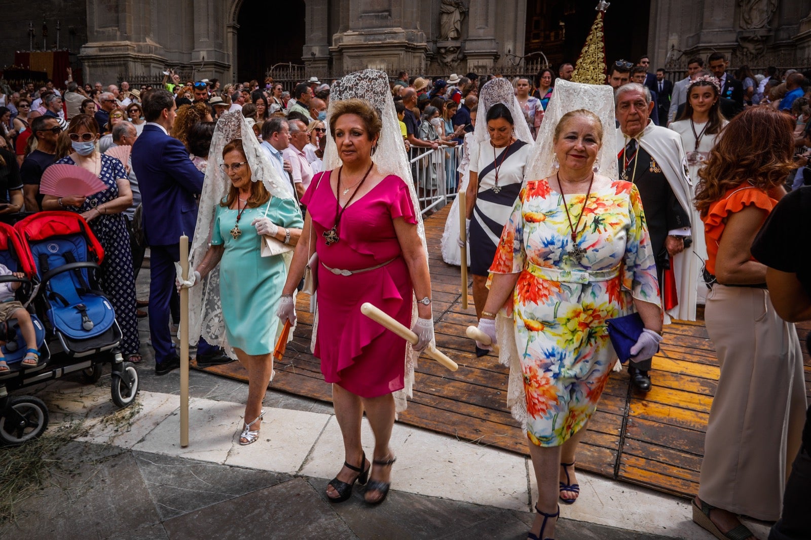 Miles de granadinos se dan cita en las calles de la capital para cumplir con una de las grandes tradiciones recuperadas